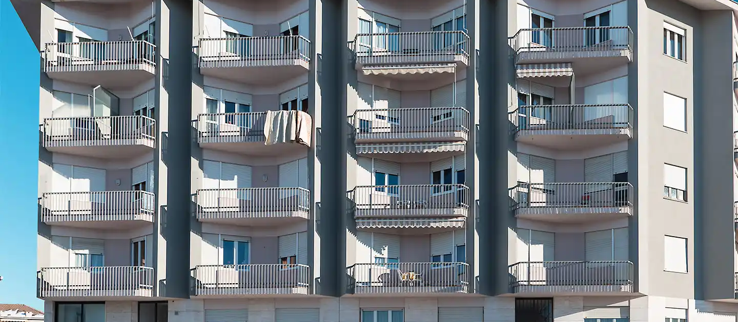 facciata residenziale con balconi in ferro e linee architettoniche contemporanee
