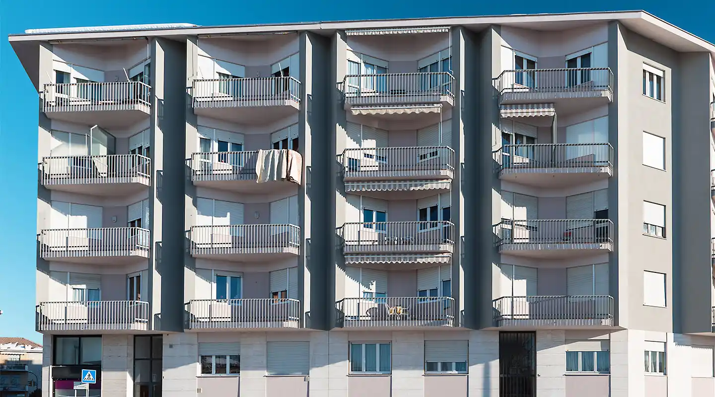 facciata residenziale con balconi in ferro e linee architettoniche contemporanee