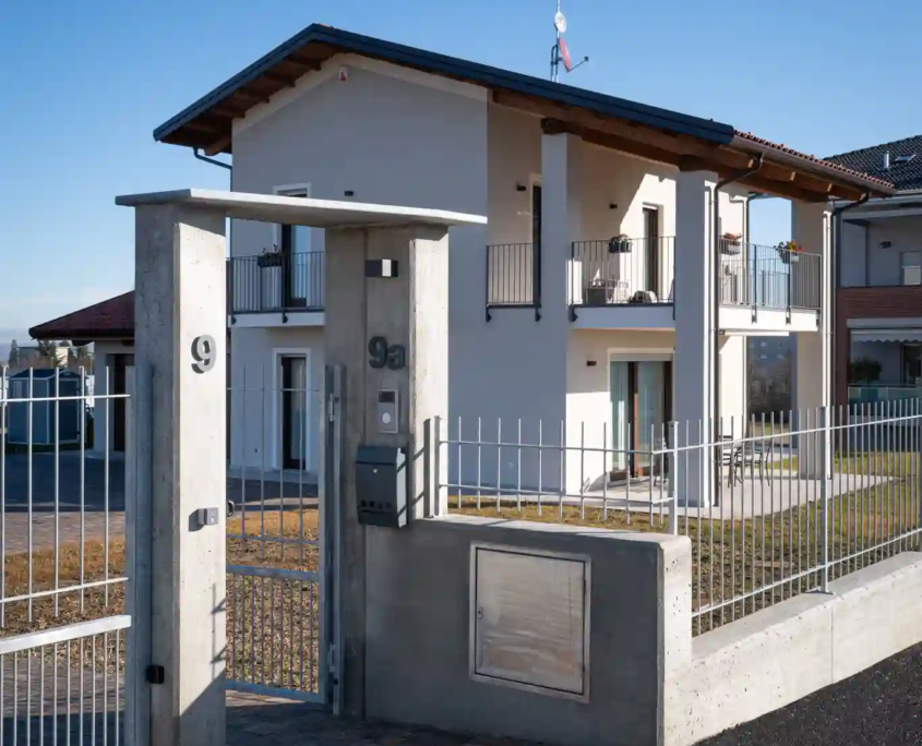ingresso di casa unifamiliare con cancello e recinzione in contesto residenziale