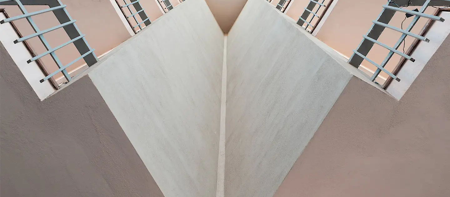 dettaglio architettonico con forme geometriche e linee simmetriche su edificio moderno