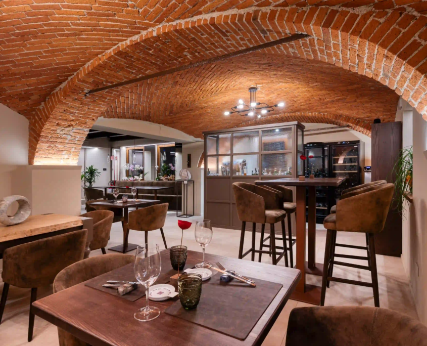 interno della sala ristorante caratterizzato da soffitti con volte a crociera in mattoni rossi e arredi in stile rustico moderno