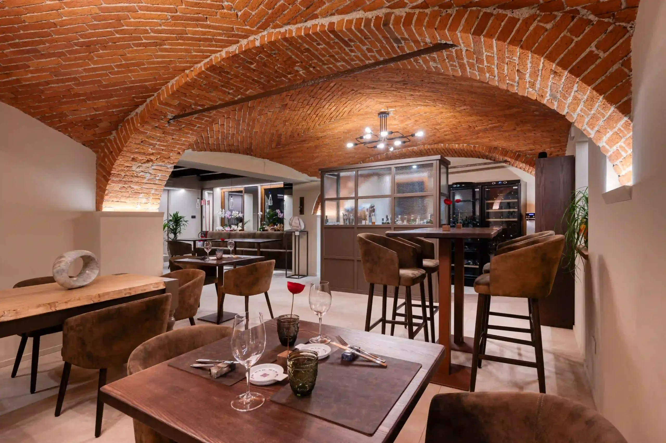 interno della sala ristorante caratterizzato da soffitti con volte a crociera in mattoni rossi e arredi in stile rustico moderno