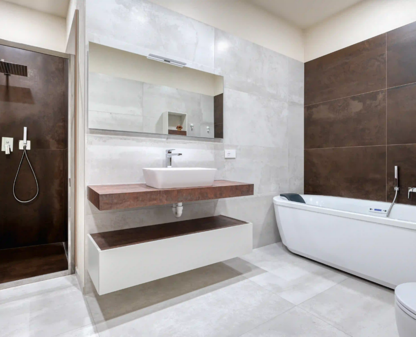 bagno con contrasti materici tra superfici chiare e texture più calde
