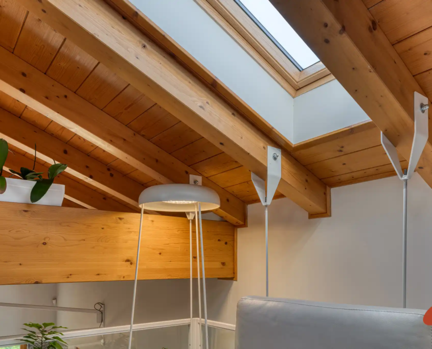 scala interna moderna dal design geometrico bianco con scaffalatura integrata e pavimento in legno