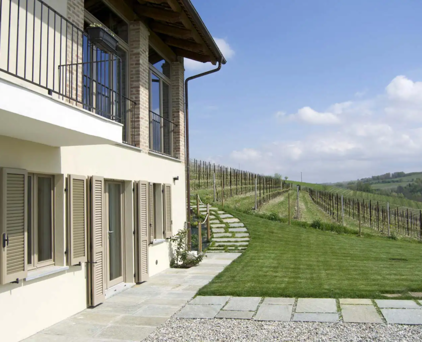casa rurale con percorso in pietra e vista sui vigneti delle langhe