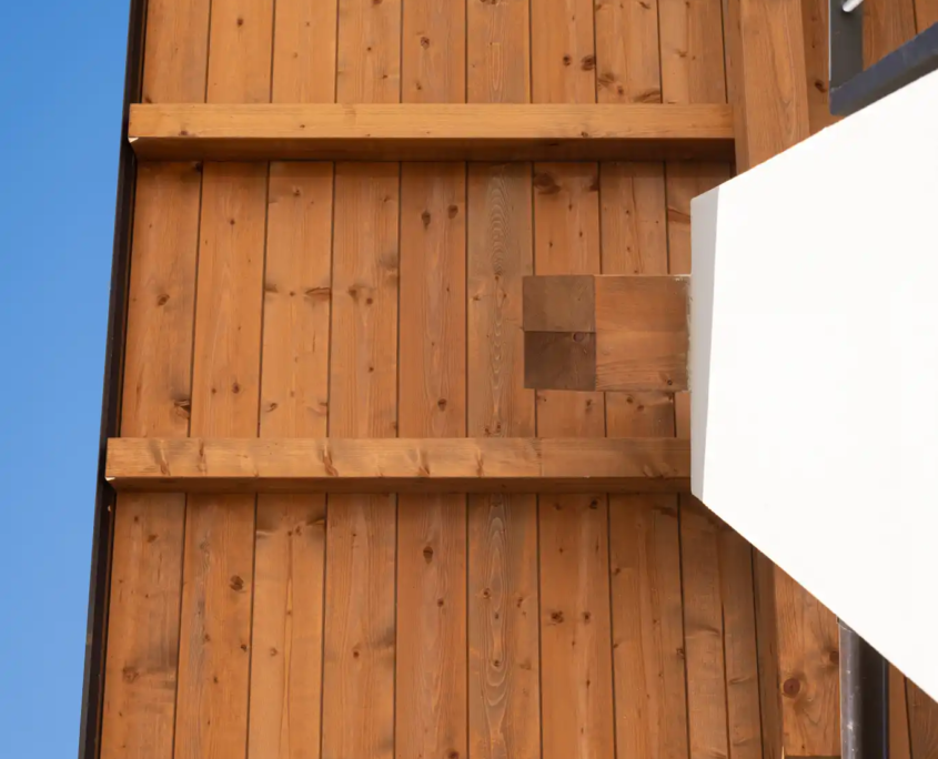 dettaglio architettonico della copertura in legno con travi a vista e finiture naturali
