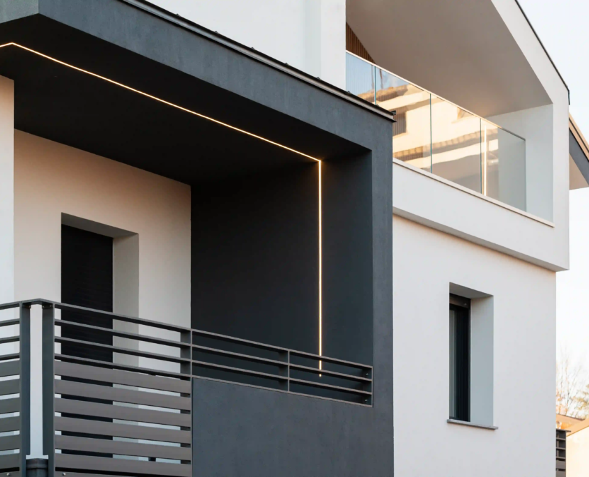 04_immagine_progetto_casa_fascione Dettaglio balcone con struttura scura e illuminazione LED lineare