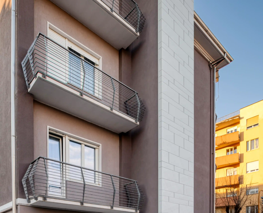 04_immagine_progetto_doga_vertigo vano ascensore esterno verticale applicato a facciata di condominio con balconi
