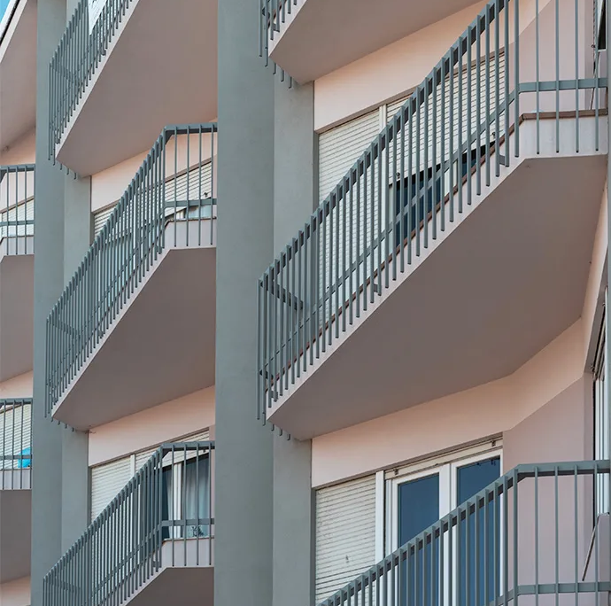 balconi sovrapposti con ringhiere in metallo su edificio residenziale contemporaneo
