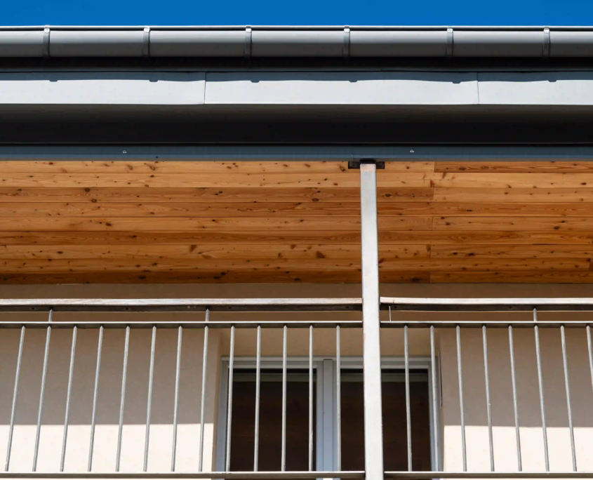 particolare del sottotetto del balcone realizzato con listelli di legno e sistema di scolo delle acque piovane