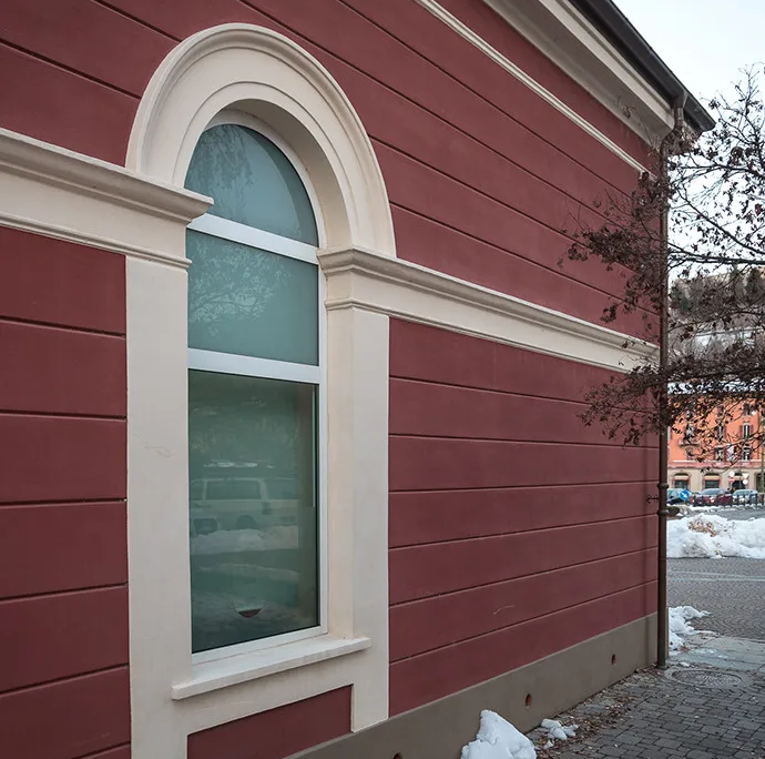 finestra ad arco con cornice decorativa su edificio storico urbano