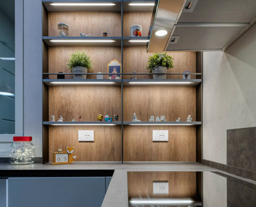 cucina con elementi contemporanei ma atmosfera domestica e accogliente