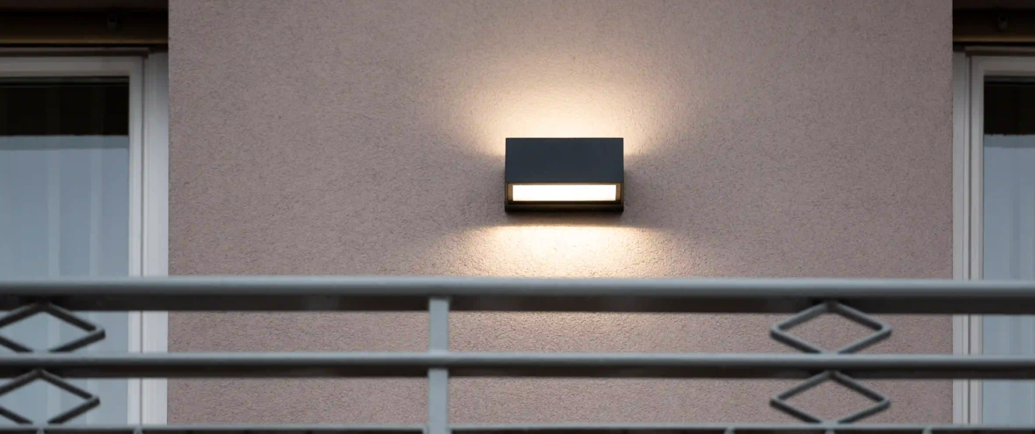particolare dell'illuminazione esterna con applique moderna a led installata sulla facciata dell'edificio