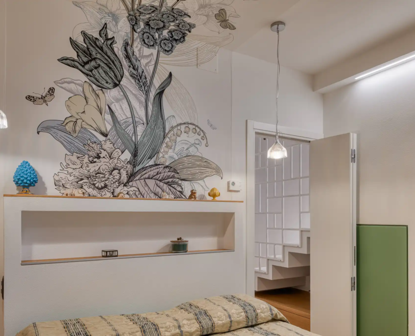 camera da letto con decorazione murale a fiori di ciliegio, lampade a sospensione in vetro