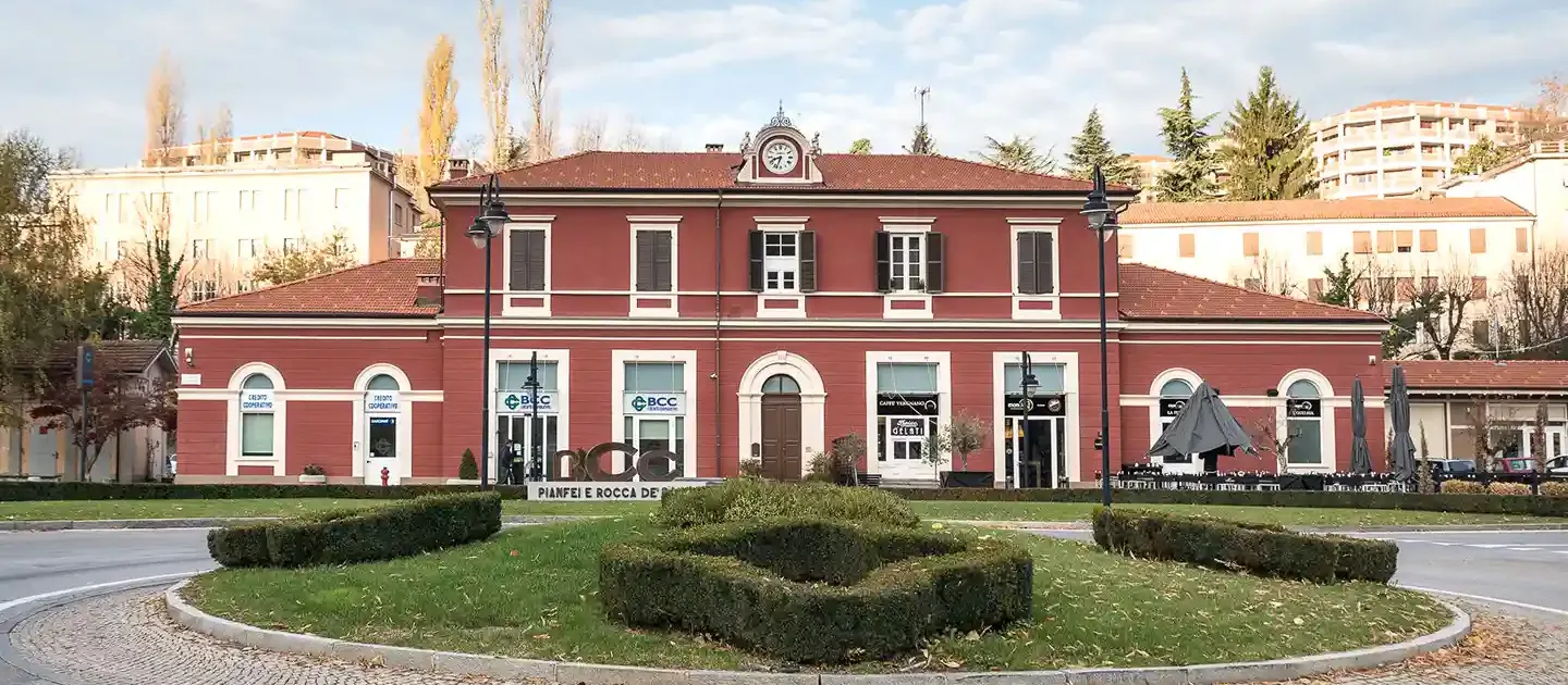 vista frontale di edificio storico riqualificato con piazza e attività commerciali
