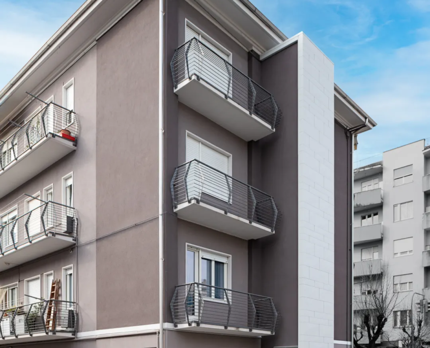 06_immagine_progetto_doga_vertigo vista completa di edificio residenziale con ascensore esterno integrato nella facciata