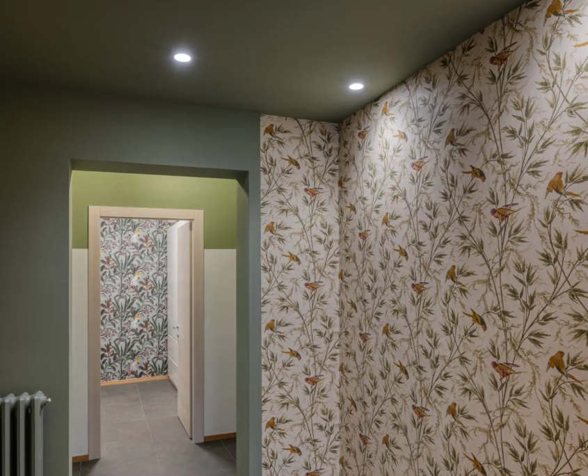 corridoio moderno caratterizzato da carta da parati a motivi botanici e illuminazione con faretti a LED integrati