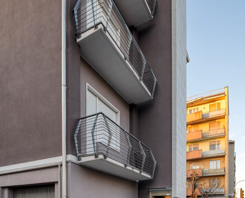 07_immagine_progetto_doga_vertigo dettaglio prospettico dal basso di balconi e vano ascensore esterno su edificio urbano