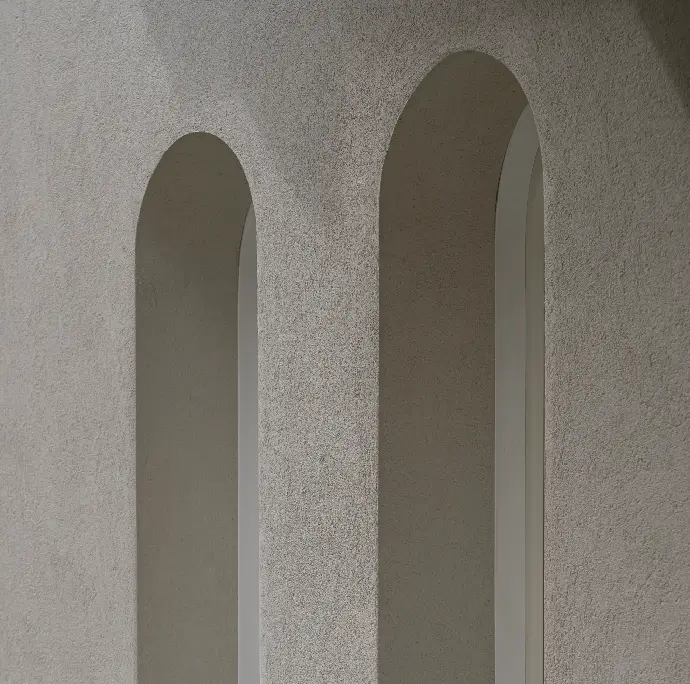 dettaglio architettonico di finestre ad arco con davanzale in pietra e finitura esterna intonacata