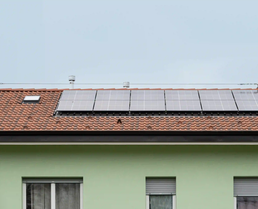 particolare della copertura dell'edificio con installazione di pannelli fotovoltaici e finestra per tetti integrata