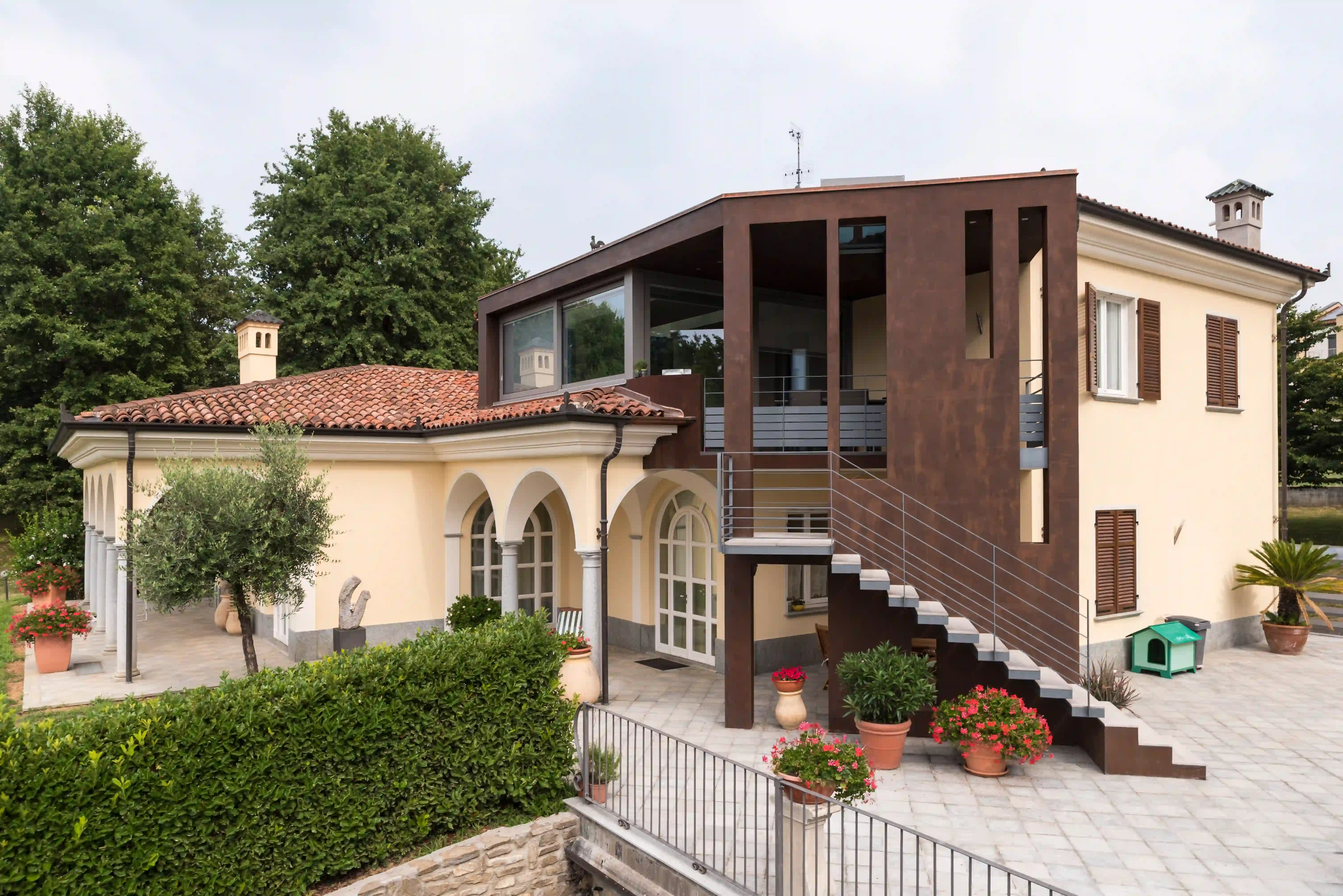villa che mostra il contrasto architettonico tra il corpo tradizionale e i nuovi volumi contemporanei scuri