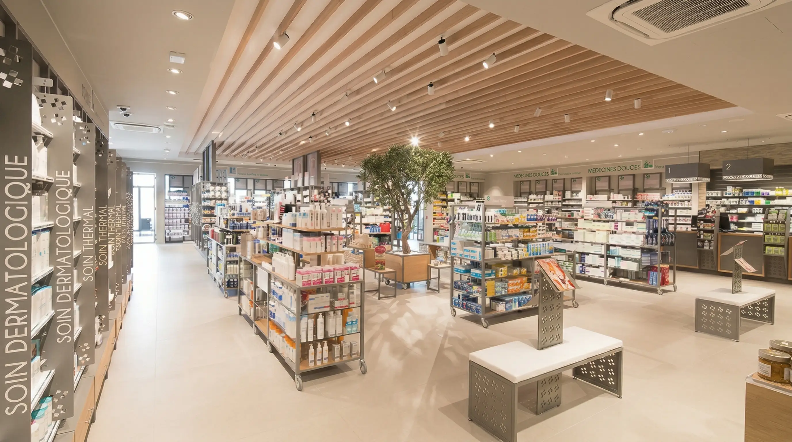interno di farmacia moderna con soffitto in listelli di legno, ampie corsie di esposizione e un ulivo decorativo