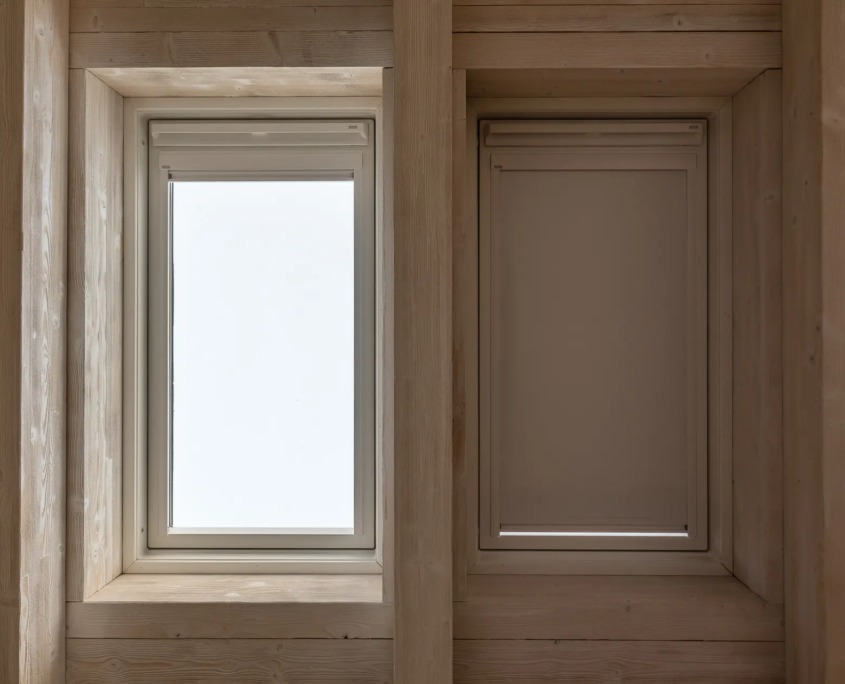 03_immagine_progetto_cielo_recuperato dettaglio architettonico interno di finestra in legno con tenda oscurante abbassata