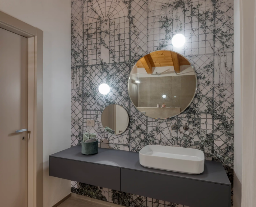 bagno di design con rivestimento decorativo e lavabo sospeso