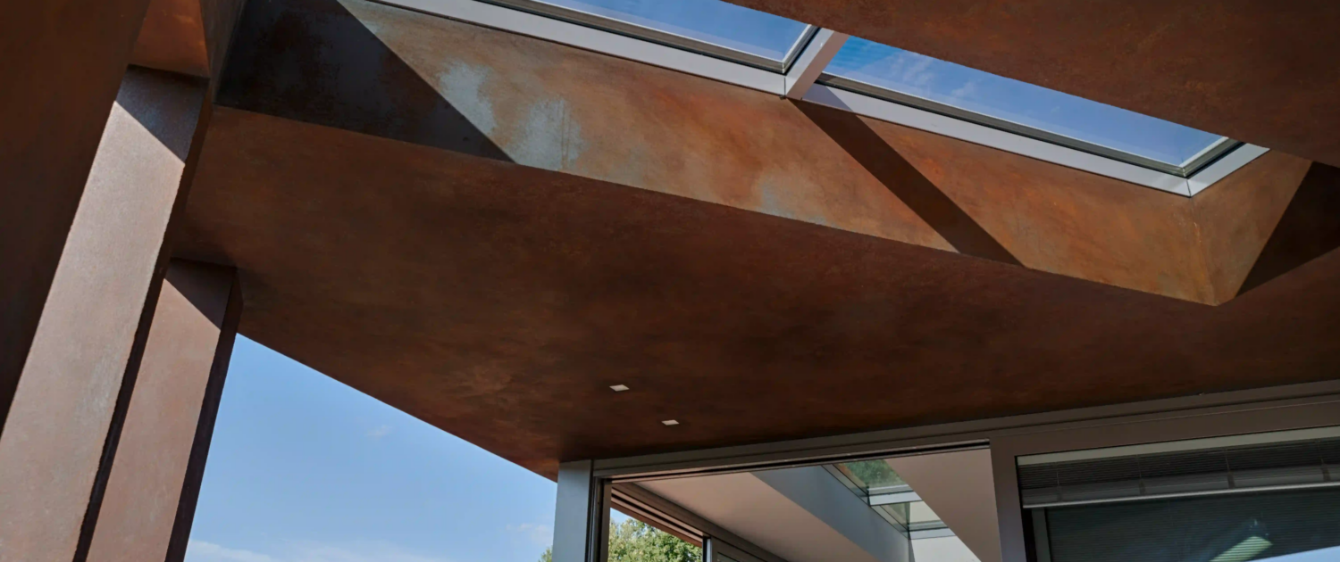 copertura moderna con ampie finestre per tetti integrate e sbalzi geometrici