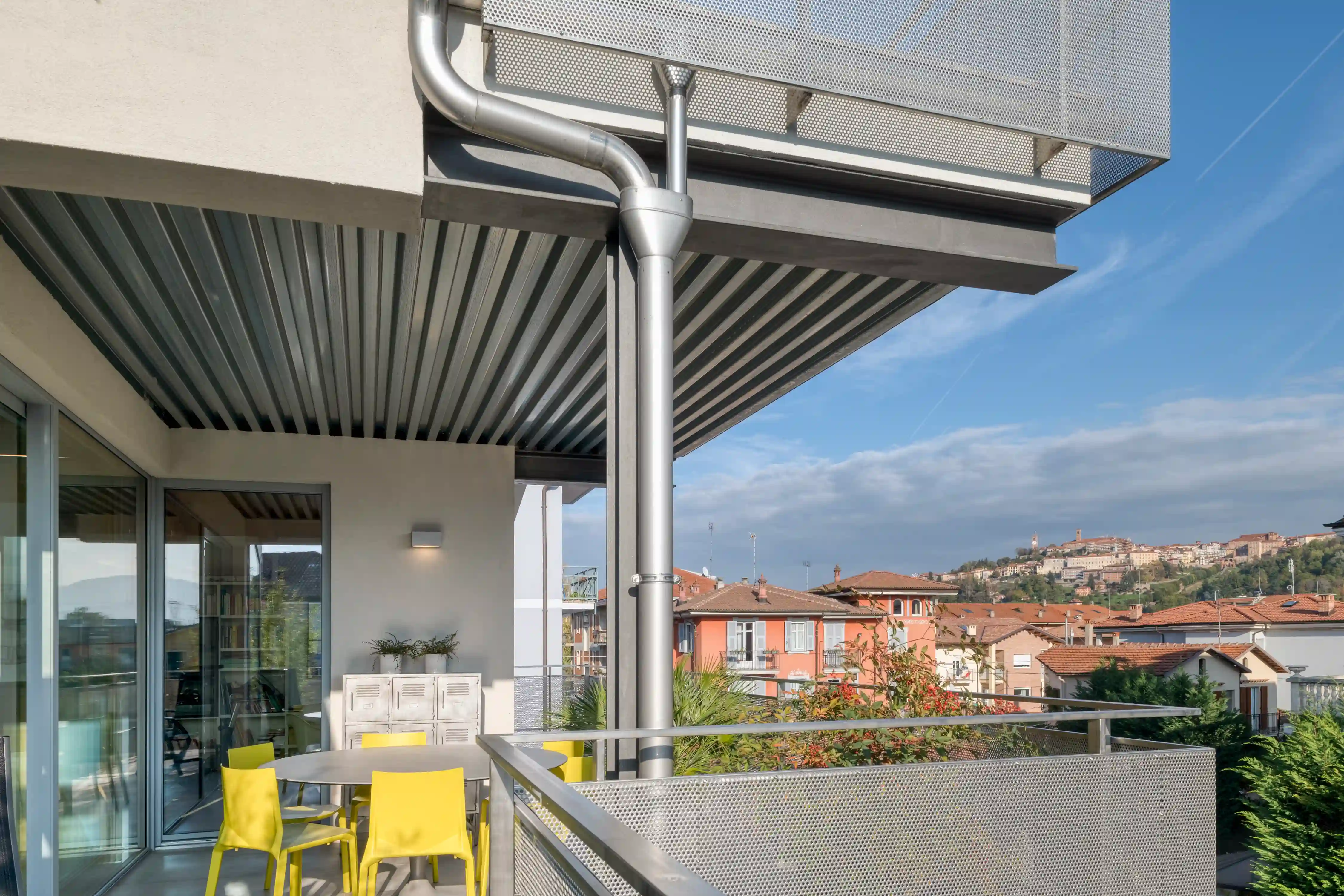 terrazza con vista aperta, struttura metallica e continuità tra interno ed esterno