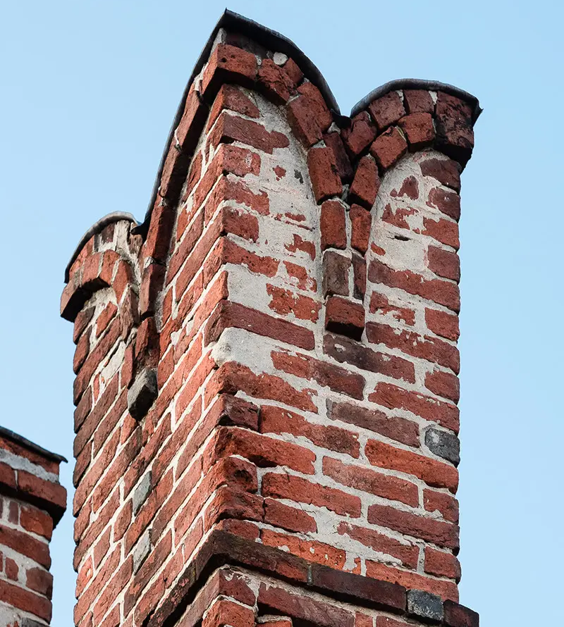 antico camino in mattoni con lavorazioni architettoniche tradizionali a rilievo